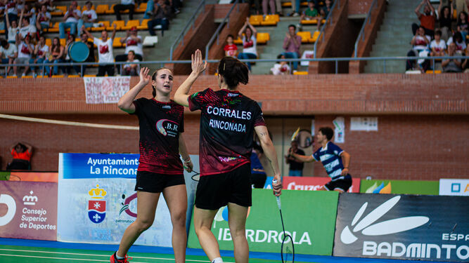 Claudia Leal y Bea Corrales festejan un punto durante el dobles femenino de la ida.