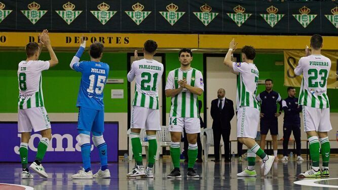 Los jugadores del Betis Futsal aplauden a sus aficionados en un partido.
