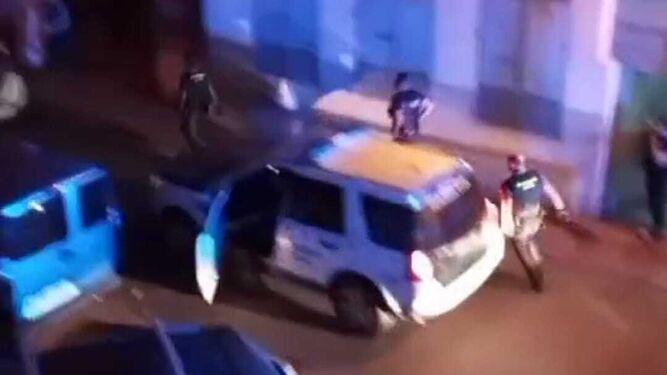 Una captura del vídeo que muestra el momento del despliegue policial tras el apuñalamiento en Isla Cristina