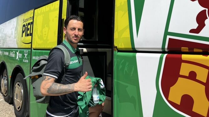 Adri Castellano se sube al bus del Córdoba CF para viajar a Alicante.