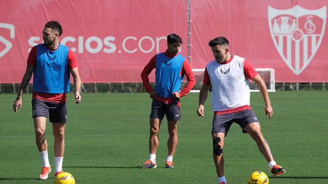 Óliver Torres durante una sesión de esta semana tras Ocampos y Acuña.