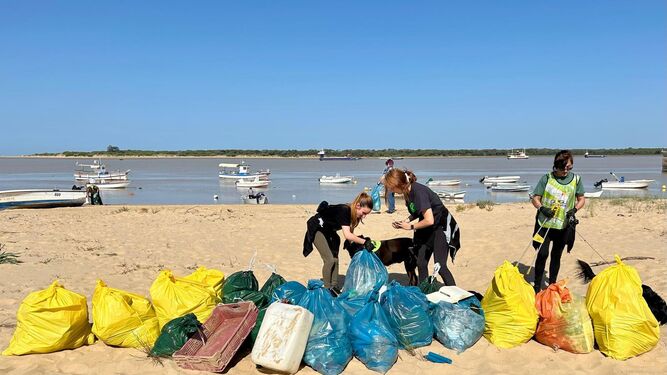 Vecinos de Sanlúcar recogen 535 kilos de residuos en la Playa de Bonanza.