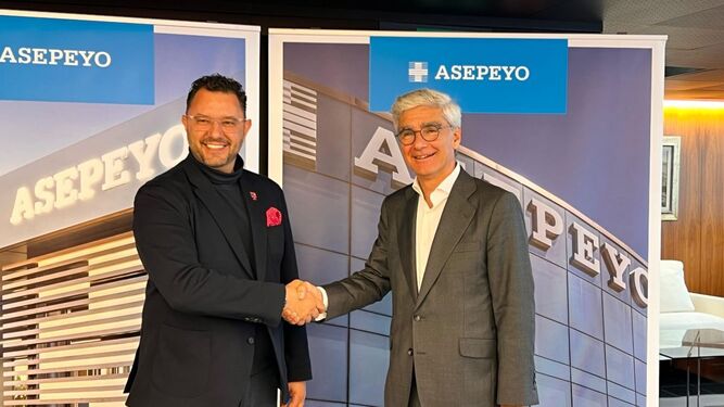 Rúbrica del acuerdo entre Asepeyo y T-Systems.