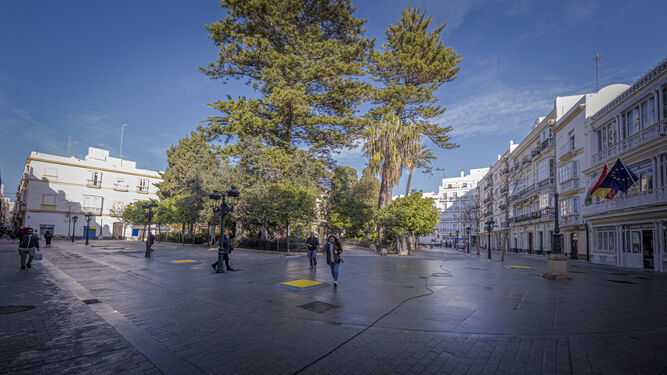 La plaza Candelaria de Cádiz se convierte en un mercadillo con música en directo