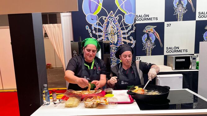 Vanessa Sánchez y Rebeca Doello cocinando en el concurso de Madrid el pasado lunes.