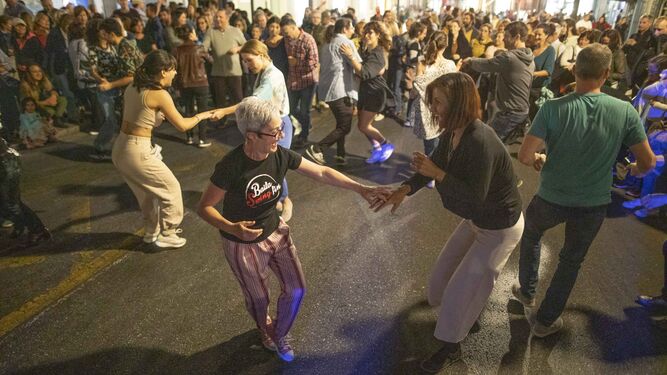 Bailes en plena calle en la última Noche en Blanco de Granada