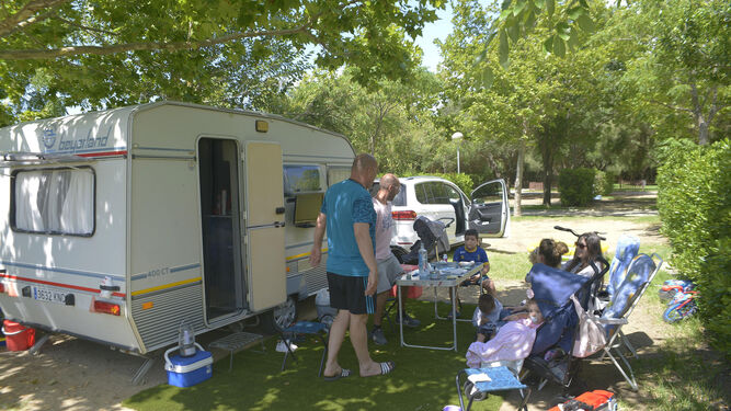 Varias personas en un camping.
