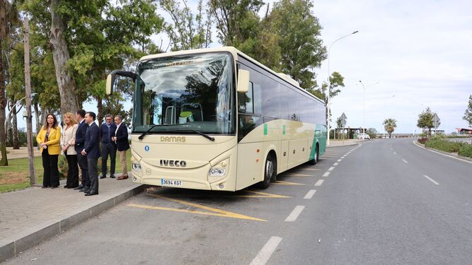 El autobús realiza su primera parada en la Punta del Sebo, este viernes.