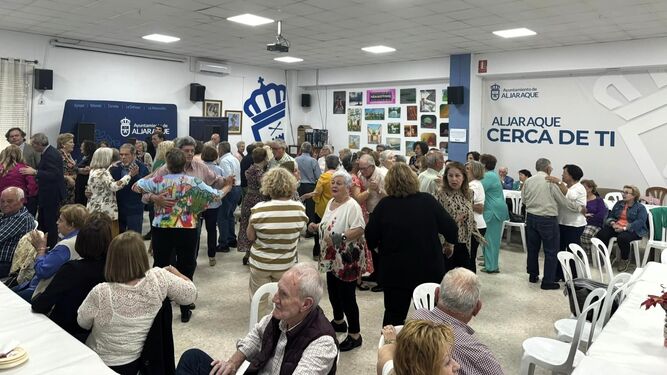 Los mayores de Huelva y Aljaraque bailan y disfrutan en el centro de participación activa de la localidad aljaraqueña.