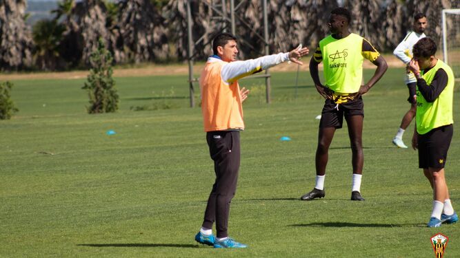 Juanma Pavón dirige a sus jugadores en un entrenamiento.