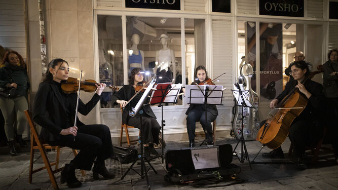 Un concierto improvisado en mitad de las calles de Granada.
