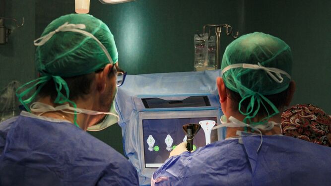Cirujanos durante un procedimiento quirúrgico con la nueva técnica en el Hospital de Valme.