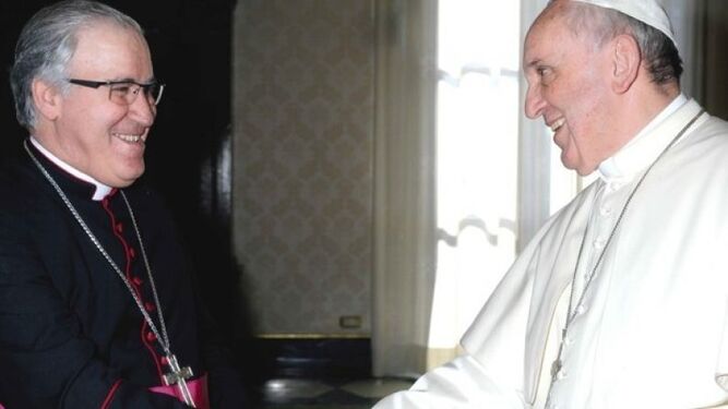 Monseñor Saiz con el Papa Francisco.