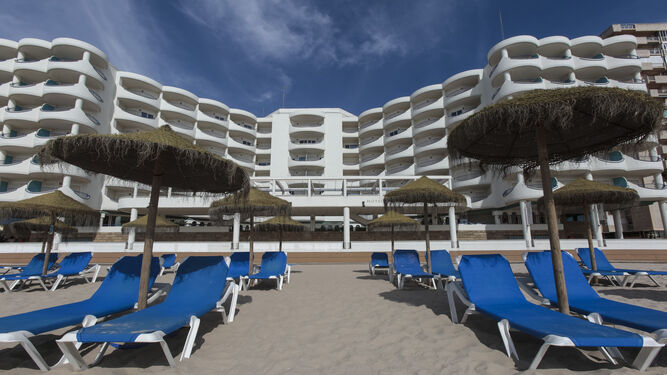 Espectacular imagen del hotel Playa de Cádiz, visto desde la zona reservada para las hamacas