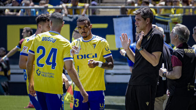 Pellegrino da instrucciones a sus jugadores en el Cádiz-Mallorca.