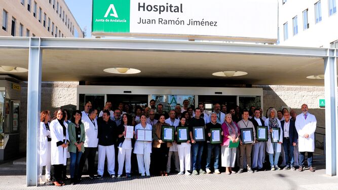 Profesionales de los tres servicios certificados del hospital Juan Ramón Jiménez.