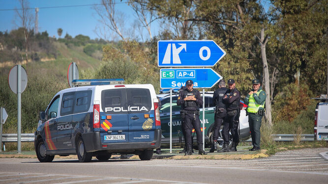 Agentes de Policía Nacional y Guardia Civil en un dispositivo conjunto a la salida de Jerez.