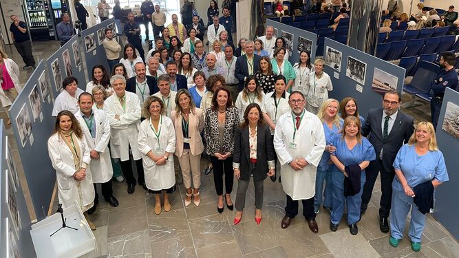 Profesionales del Clínico de Málaga, este lunes en la celebración del 35 aniversario del hospital.