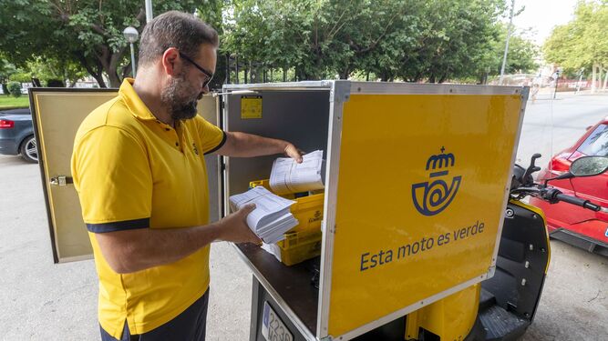 Un cartero entregando votos por correo.