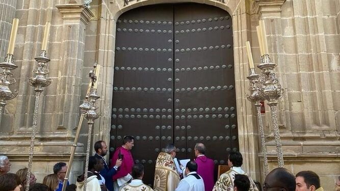 Momento de la apertura de la puerta que inicia en Año Jubilar del Carmen.
