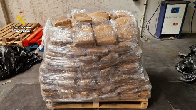 Tres detenidos en Sevilla tras la incautación de 564 kilos de picadura de tabaco de contrabando