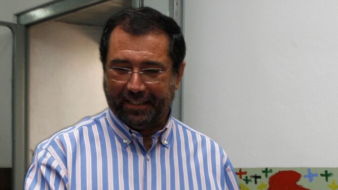 Ildefonso Dell´Olmo , entonces candidato del PA a la alcaldía de Málaga, votando en su colegio.