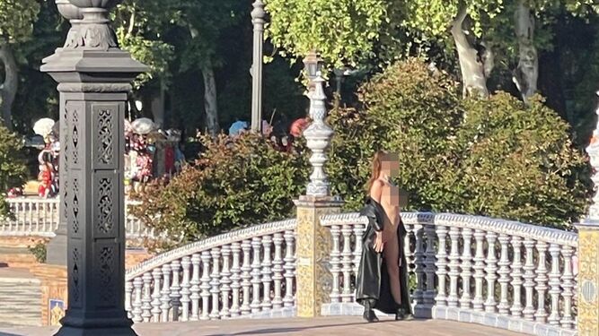 Una mujer se fotografía desnuda en la Plaza de España de Sevilla.